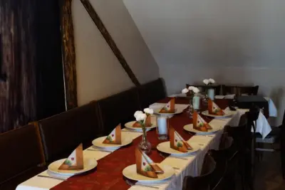 Dlouhá slavnostní tabule v salonku