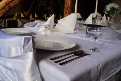 Svatební tabule se svíčkami a květinami