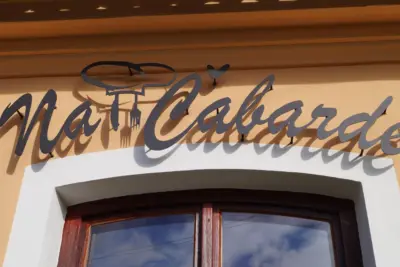 Nápis Na Čabardě na fasádě restaurace