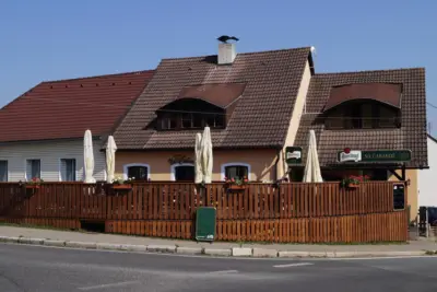 Restaurace Na Čabardě s teráskou z ulice
