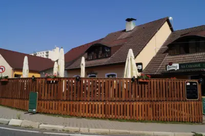 Budova restaurace s teráskou a slunečníky