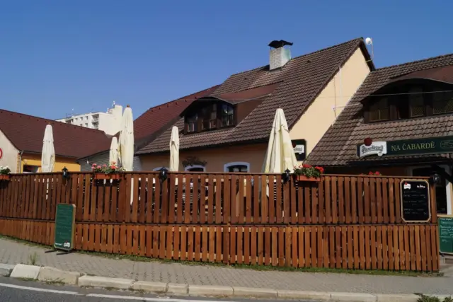 Budova restaurace s teráskou a slunečníky