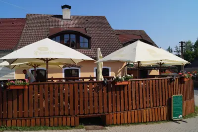 Restaurace Na Čabardě s teráskou a slunečníky