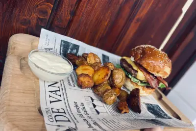 Burger s pečenými brambory a dipem