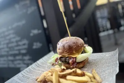 Burger se slaninou a sýrem, hranolky a tatarská omáčka