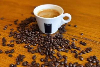 Espresso a kávová zrna na dřevěném stole