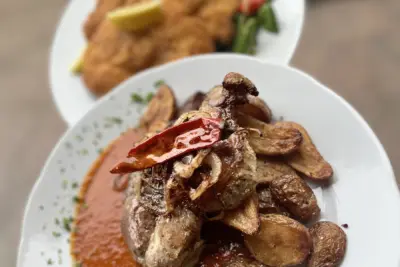 Steak z krkovice s pikantní omáčkou a smaženými brambůrky