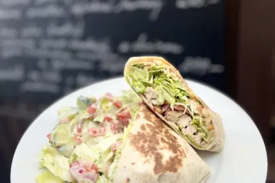 Tortilla s kuřecím masem na míchaném zeleninovém salátku