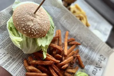 Vegan Burger s karotkovými hranolky a guacamole