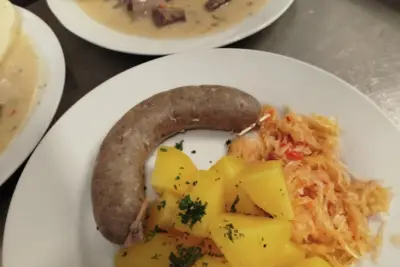 Jitrnice s vařenými brambory a zelím